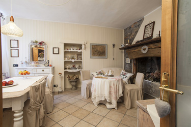 L'ingresso alla sala colazioni e lettura in un ambiente caldo e accogliente